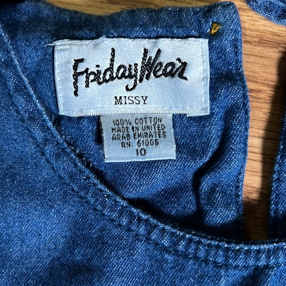 Vintage Friday Wear missy size 10 pit to pit is 21”.  A556 - Picture 2 of 3